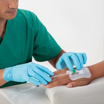 Applikation af kanyle med Leukomed I.V nonwoven fra Leukoplast